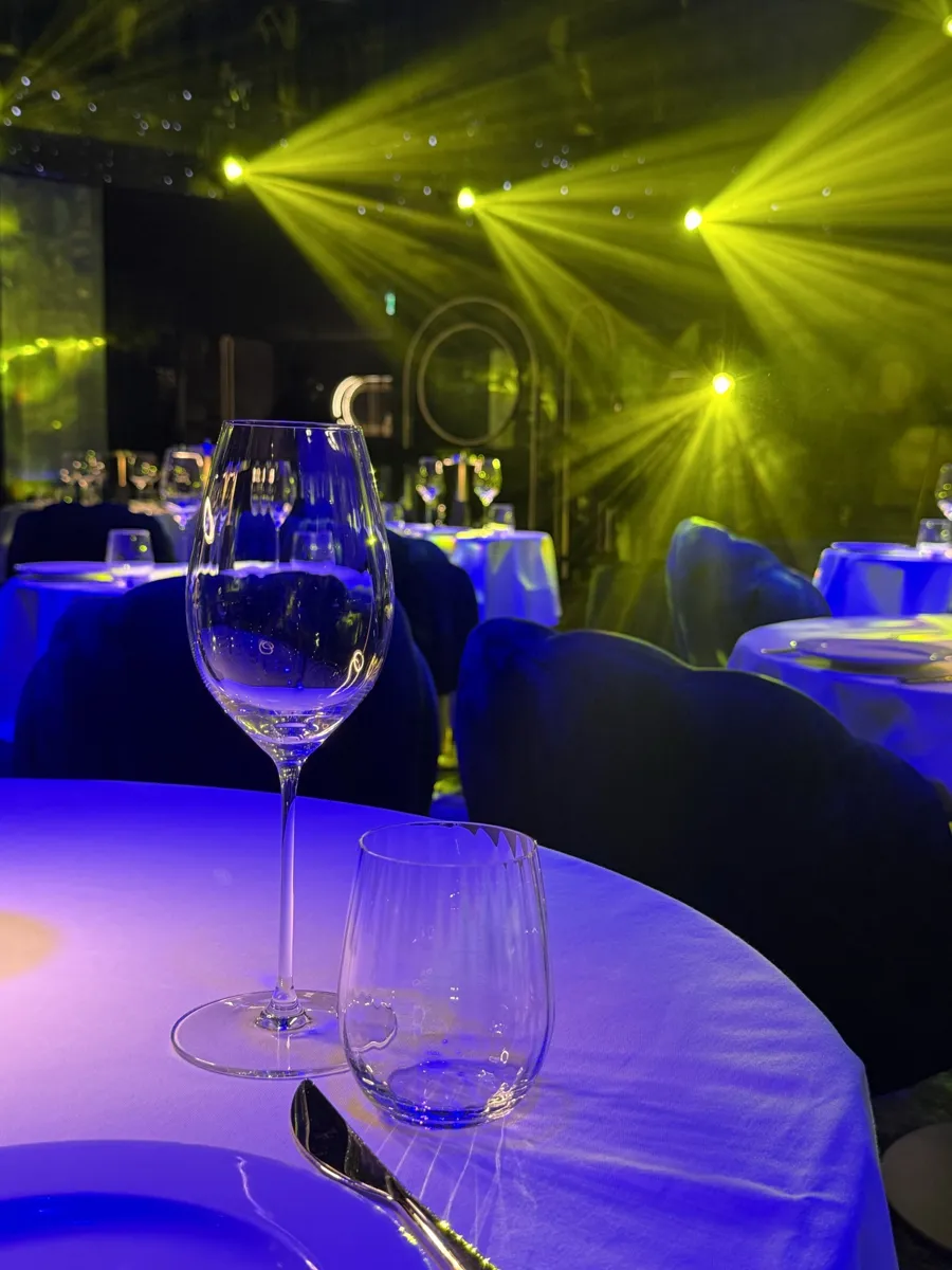 Ein Glas vor der Show