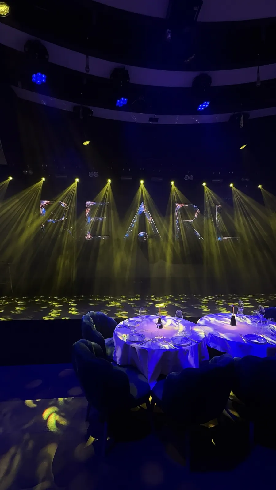 Voller Saal, erstes Licht